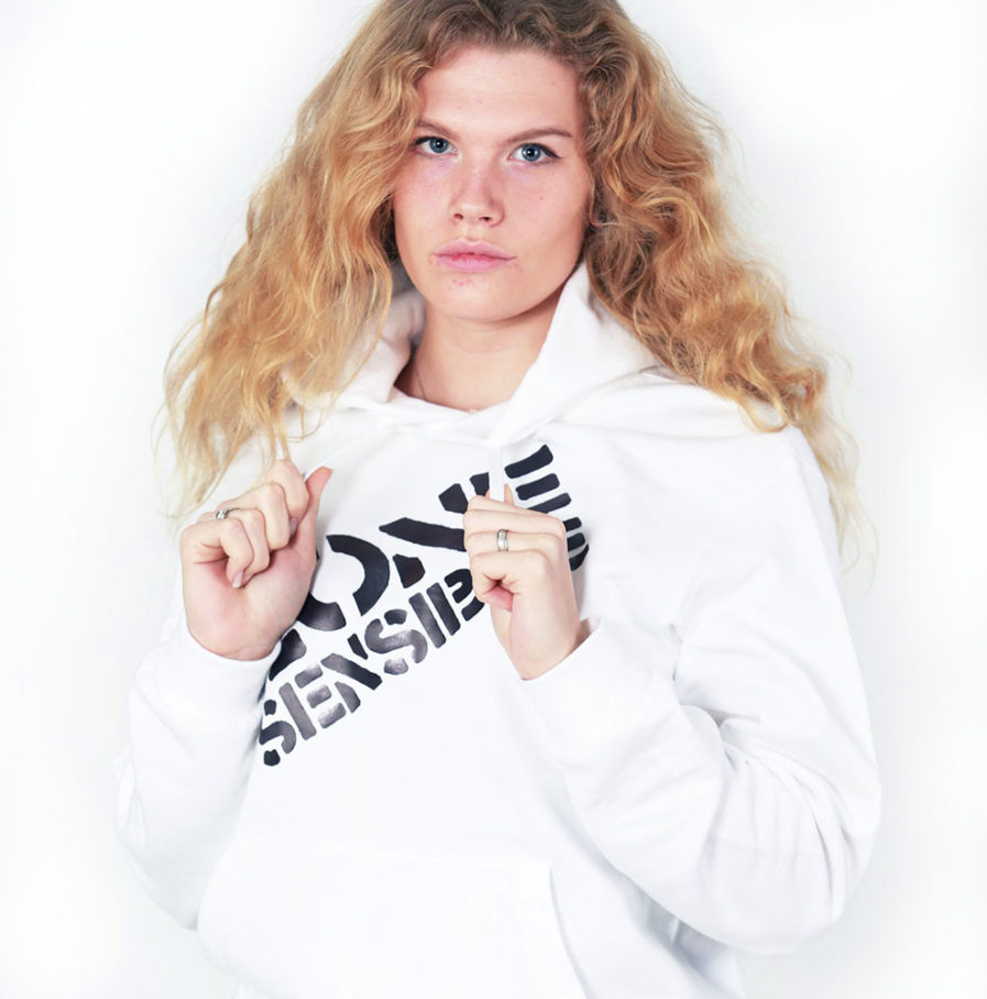 RETOUCHE_PAKSHOTS ZS_0013_PAKSHOTS ZS2_0015_SWEAT NOIR SUR BLANC FEMME